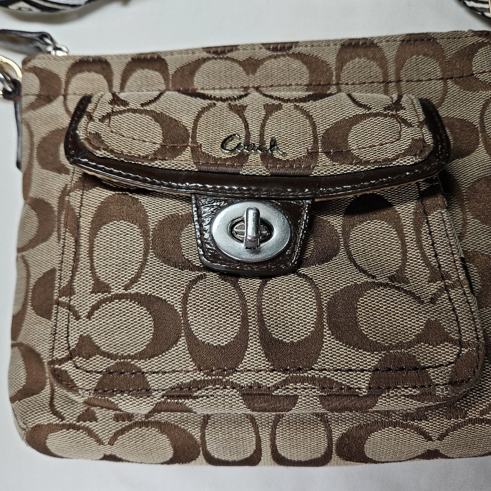 Reposhed Coach Tan and Brown Signature Swingpack Crossbody Bag - Picture 3 of 12